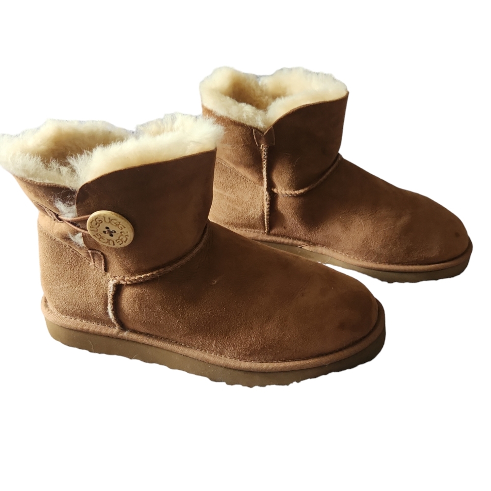 NWOT UGG BOOTS SIZE 9 like new *PRICE‎ IS FIRM